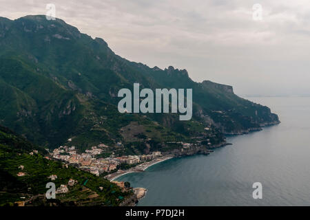 Vue aérienne de Maiori da Ravello sous un ciel dramatique, Côte Amalfitaine, Campanie, Italie Banque D'Images