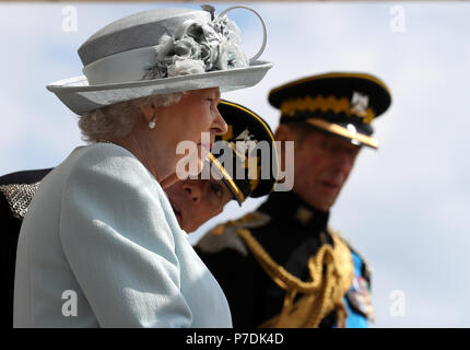 La reine Elizabeth II , le Colonel-en-chef Royal Scots Dragoon Guards (Carabiniers et gris) avec le Colonel du régiment Le Brigadier H D Allfrey car elle présente une nouvelle norme pour le régiment à Leuchars Fife en station. Banque D'Images