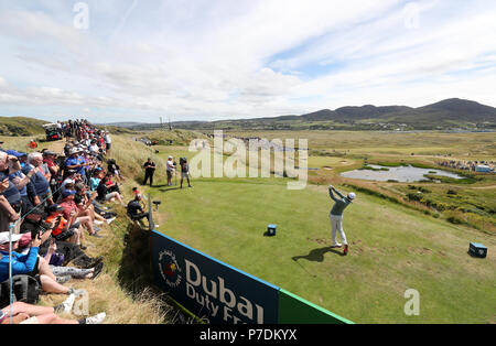 Regarder la foule l'Irlande du Nord Rory McIlroy tee off le septième au cours de la première journée de l'Open d'Irlande Dubai Duty Free à Ballyliffin Golf Club. Banque D'Images