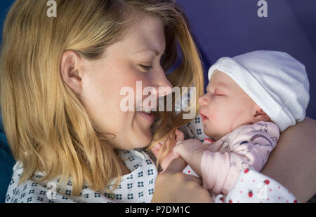 Erika Boulton avec elle comme-encore sans nom de fille de bébé, qui est né à l'University College Hospital, à Londres, sur le 70e anniversaire de la création du Service national de santé. Banque D'Images