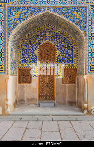 Vue sur l'avant d'un grand arc façon joliment décorées de carreaux de mosaïque en conduisant à treillis de bois sculpté de portes et fenêtres, volets dans la Grande Mosquée, Banque D'Images