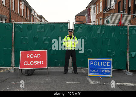 Un agent de police se tient juste en face d'écrans érigé en Rollestone Street, Salisbury, Wiltshire, où la lutte contre le terrorisme la police a ouvert une enquête après qu'un couple a été laissé dans un état critique lorsqu'ils ont été exposés à l'agent neurotoxique Novichok. Banque D'Images