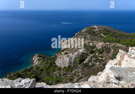 Seascape avec deux navires sur la mer bleue et une petite maison grecque à une forte distance sur l'île de Rhodes Banque D'Images