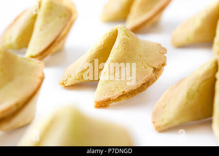 Modèle fortune cookies isolé sur fond blanc Banque D'Images