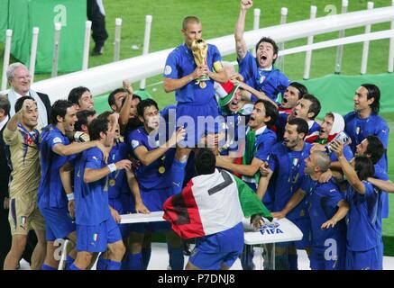 Olympiastadion Berlin Allemagne 9.7.2006, Coupe du Monde de la FIFA, Allemagne 2006, final, l'Italie contre la France 5:3 a.p. --- Fabio Cannavaro (ITA) embrasse le Trophée de la Coupe du monde, encouragé par ses coéquipiers. Banque D'Images