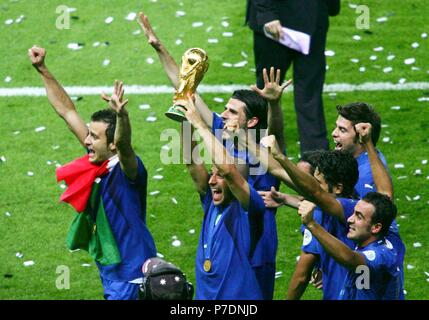 Olympiastadion Berlin Allemagne 9.7.2006, Coupe du Monde de la FIFA, Allemagne 2006, final, l'Italie contre la France 5:3 a.p. --- Alessandro Del Piero (ITA) détient le Trophée de la Coupe du Monde Banque D'Images