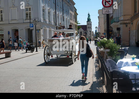 Transport de chevaux et de prendre les touristes autour du centre-ville de Cracovie, Cracovie, Pologne, Europe. Banque D'Images