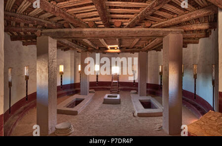 L'intérieur de la grande reconstruit Kiva, construit par les indiens Anasazi, Aztec Ruins National Monument, New Mexico, USA Banque D'Images