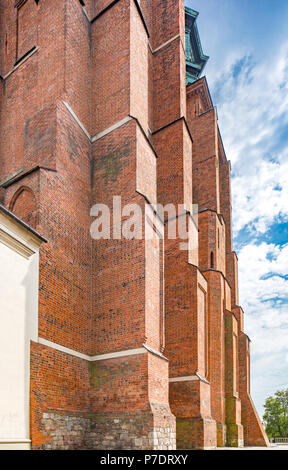 Cathédrale de Gniezno, Pologne. Soir vue de la façade, détail. Golden hour photo. Banque D'Images