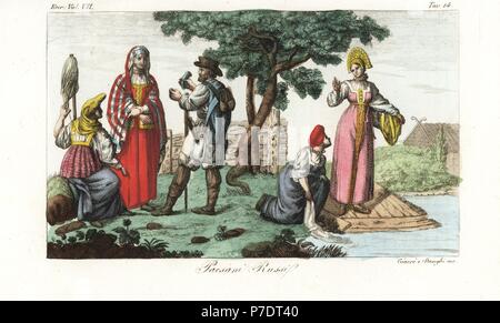 Serfs russes ou paysans. Un paysan en vêtements de voyage avec chapeau, chemise, bottes et chaussures d'écorce, et les femmes filage et laver les vêtements. La gravure sur cuivre coloriée par Giarre et Stanghi de Giulio Ferrario Costumes d'antique et moderne des peuples du monde, Florence, 1847. Banque D'Images