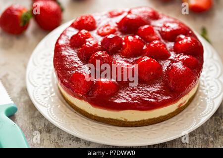 Gâteau au fromage aux fraises sur pâte brisée . Banque D'Images