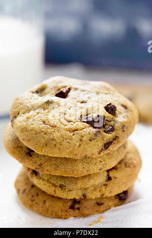 Cookies aux pépites de chocolat avec un verre de lait Banque D'Images