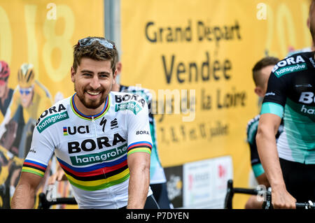 Peter Sagan de l'équipe de Bora Hansgrohe est assis et attend avant de vélo sur la scène au cours de la présentation de l'équipe en place Napoléon, la Roche-Sur-Lyon, France. Banque D'Images