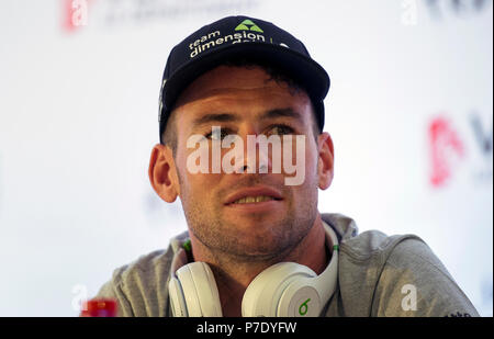 L'équipe de Dimension Data Mark Cavendish répond aux questions de la presse internationale avant la cérémonie d'ouverture à la place Napoléon, la Roche-Sur-Lyon, France. Banque D'Images