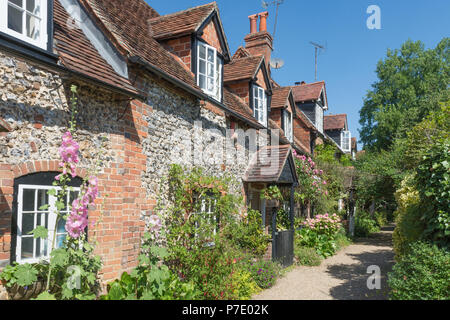 Vue sur une rangée de jolis cottages pittoresques dans Streatley village de West Berkshire, Royaume-Uni, sur une journée ensoleillée Banque D'Images