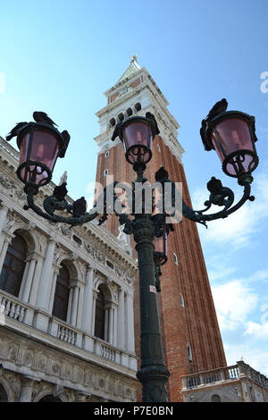 Lampadaire orné dans la place Saint-Marc, Venise, Italie Banque D'Images