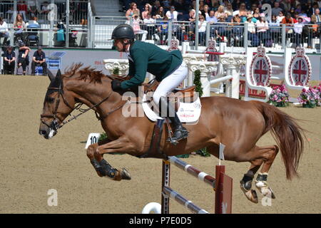 Saut à cheval au Royal Windsor Horse Show Banque D'Images