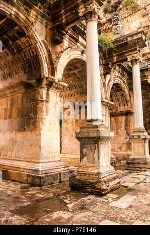 La porte d'Hadrien historique dans la vieille ville d'Antalya, Turquie. Banque D'Images
