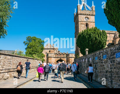 Foule de personnes à pied en été, des animations sur l'entrée jour joutes avec ciel bleu au Palais de Linlithgow, West Lothian, Scotland, UK Banque D'Images