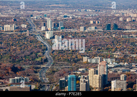 Une vue aérienne de la vallée du Don, à Toronto, à au nord d'Eglington. Banque D'Images