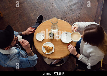 Couple having coffee in cafe Banque D'Images