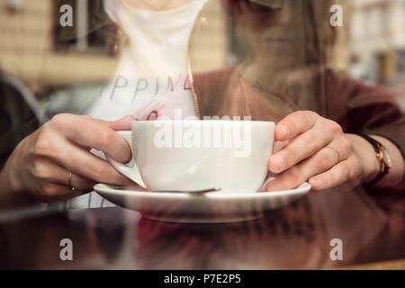 Young woman having coffee in cafe Banque D'Images