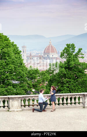 Jeune homme propose de femme, Santa Maria del Fiore en arrière-plan, Florence, Toscane, Italie Banque D'Images