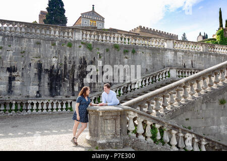 Couple par l'église San Miniato al Monte, Florence, Toscane, Italie Banque D'Images