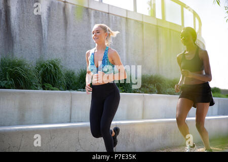 Les jeunes femmes running in park Banque D'Images