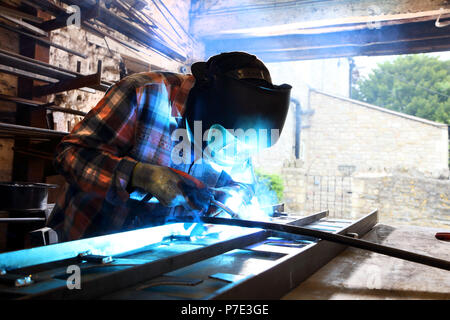 Soudure forgeron metal sur l'établi dans la région de forgerons shop Banque D'Images