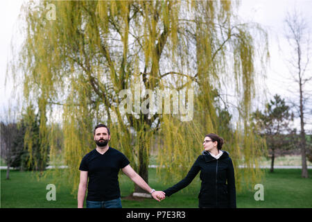 Couple in front of willow tree in park, Kingston, Canada Banque D'Images