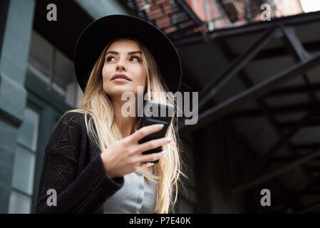 Woman looking away, New York, USA Banque D'Images
