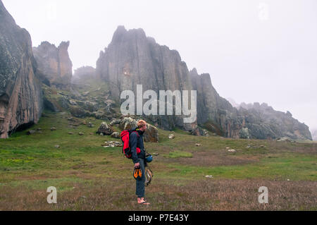 Rock climber à Hatun Machay, Huaraz, Ancash, Pérou Banque D'Images