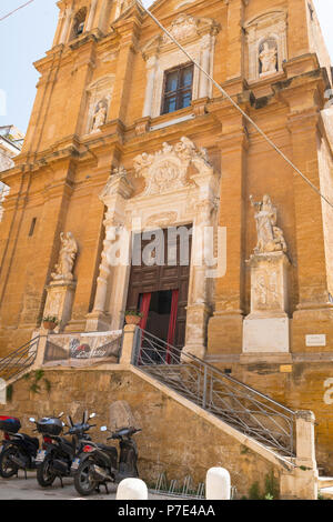 Italie Sicile Agrigento via Purgatorio Chiesa di San Lorenzo reconstruit 1600 sculptures statues célèbres vertus chrétiennes spirale colonnes piliers de portail Banque D'Images