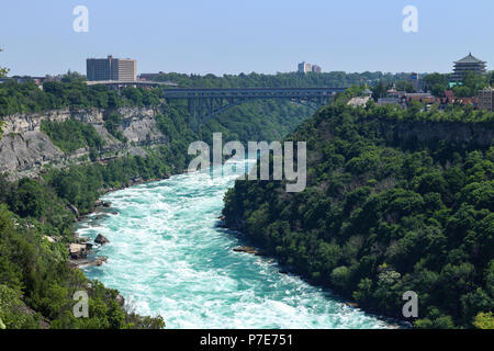 Le pont pour le Canada au cours de la gorge du Niagara chez Whirlpool State Park. Banque D'Images