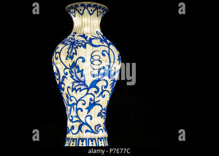 Bleu et blanc chinois Vase lumineux lanterne. Banque D'Images