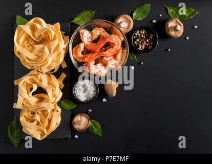 Tagliatelles aux langoustines fettuccine pâte de crevettes, herbes et rp Banque D'Images