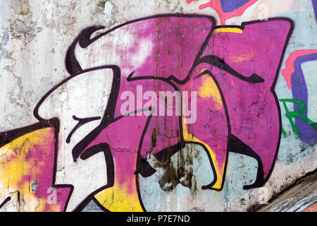 MINSK, BELARUS - 13 avril 2018 : grunge wall background avec dessin lumineux street art contemporain. Banque D'Images