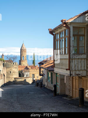 Rue pavée de la vieille ville Sighnaghi, célèbre destination touristique dans la région de Kakheti, Géorgie Banque D'Images