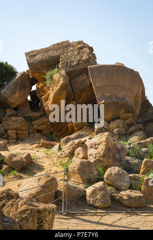 Italie Sicile Agrigento Valle dei Templi Vallée des Temples par des colons de Géla, ruines du temple de Zeus Olympien Zeus di Temple Banque D'Images