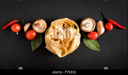 Tagliatelle fettuccine aux champignons pâte, herbes et épices Banque D'Images