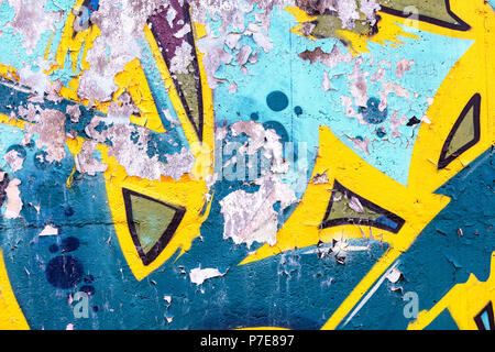 MINSK, BELARUS - 13 avril 2018 : grunge mur de la ville avec des graffitis de pulvérisation rayé Banque D'Images