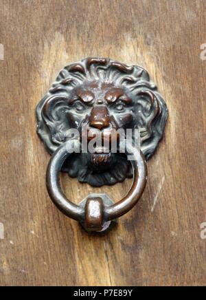 Un vieux lions head comme un heurtoir à la porte d'un château Banque D'Images