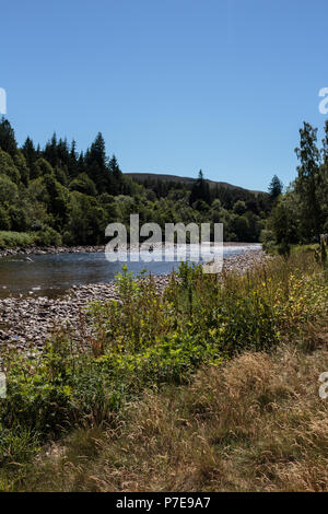 Rivière Dee sur un jour ensoleillé, chaud autour de Ballater, Aberdeenshire, Scotland, UK. Banque D'Images