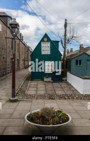Vert turquoise outhouse dans les rues pittoresques autour de Footdee, Aberdeen, Écosse, Royaume-Uni. Banque D'Images