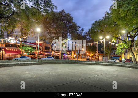 Plaza Serrano dans Palermo Soho sur la nuit - Buenos Aires, Argentine Banque D'Images