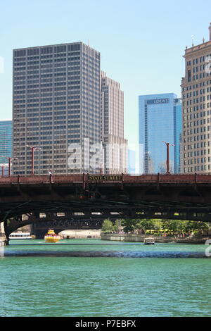 State Street Bridge paysage le long de la rivière Chicago au centre-ville de Chicago, le River Walk en Illinois. Banque D'Images