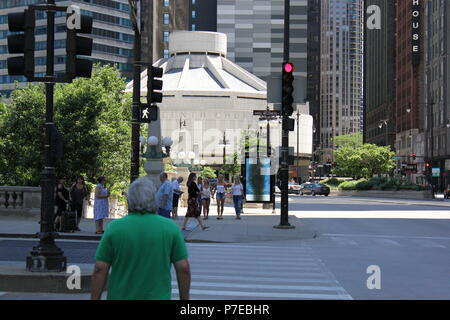 Paysage du centre-ville de Chicago sur East Wacker Drive à l'Est, vers le lac. Banque D'Images