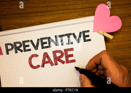 Notez par écrit indiquant les soins préventifs. Photo d'entreprise présentant les tests de diagnostic de prévention santé Consultation Médicale Man holding pen portable idées Banque D'Images