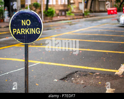 No Parking Sign board sur les rues de Mumbai Banque D'Images